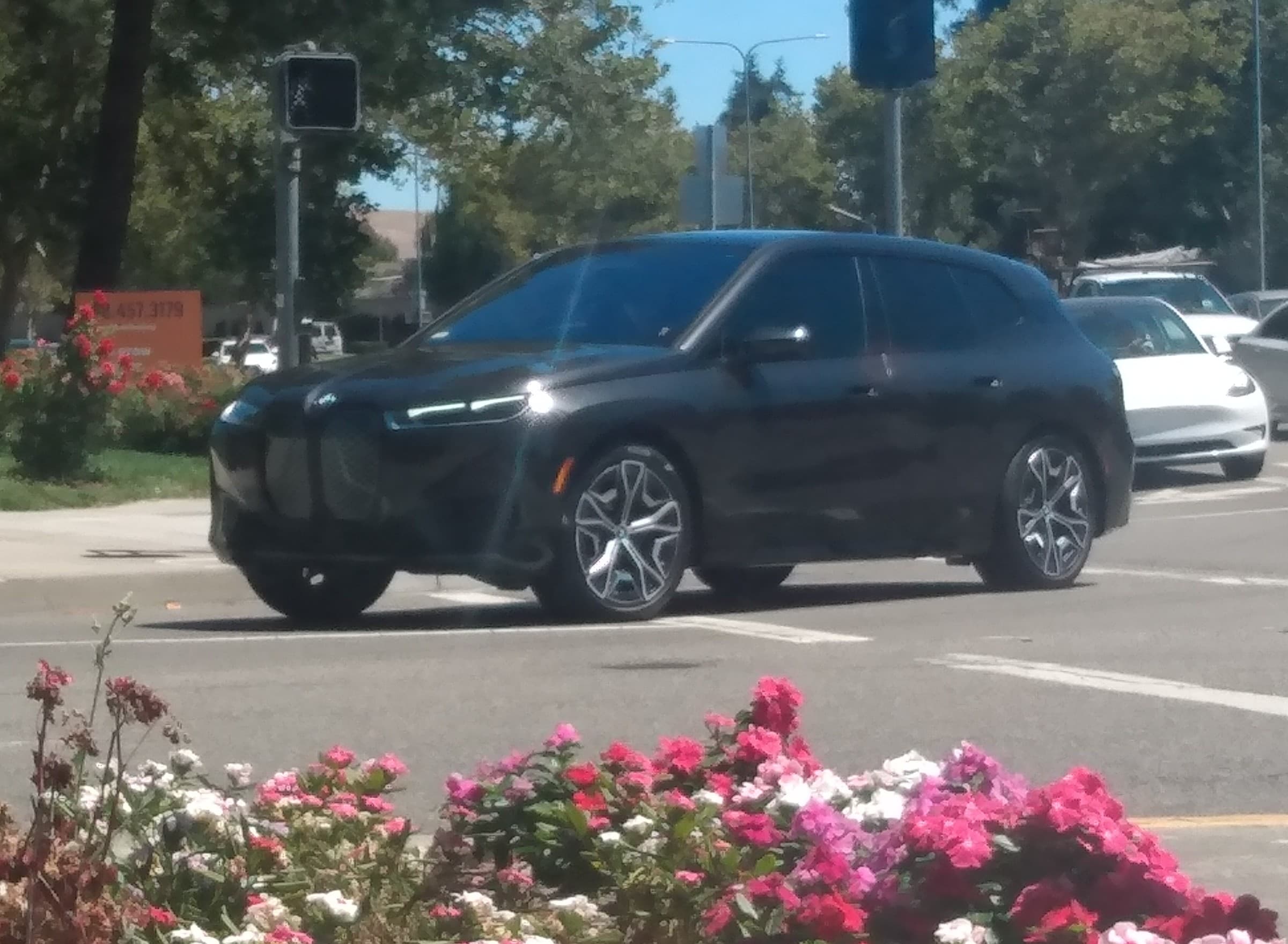 BMW iX — photo 1