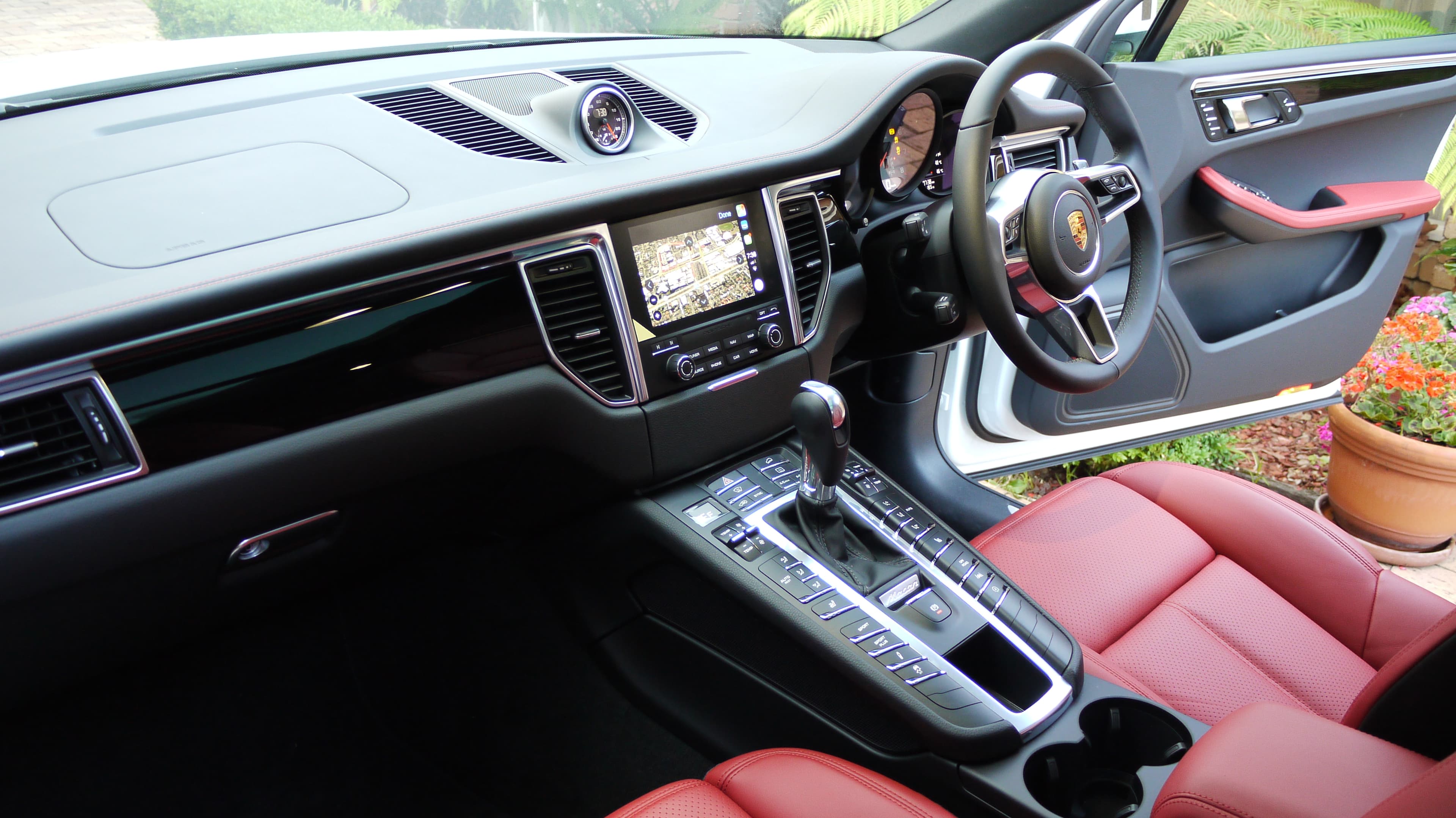 PORSCHE Macan — photo 1