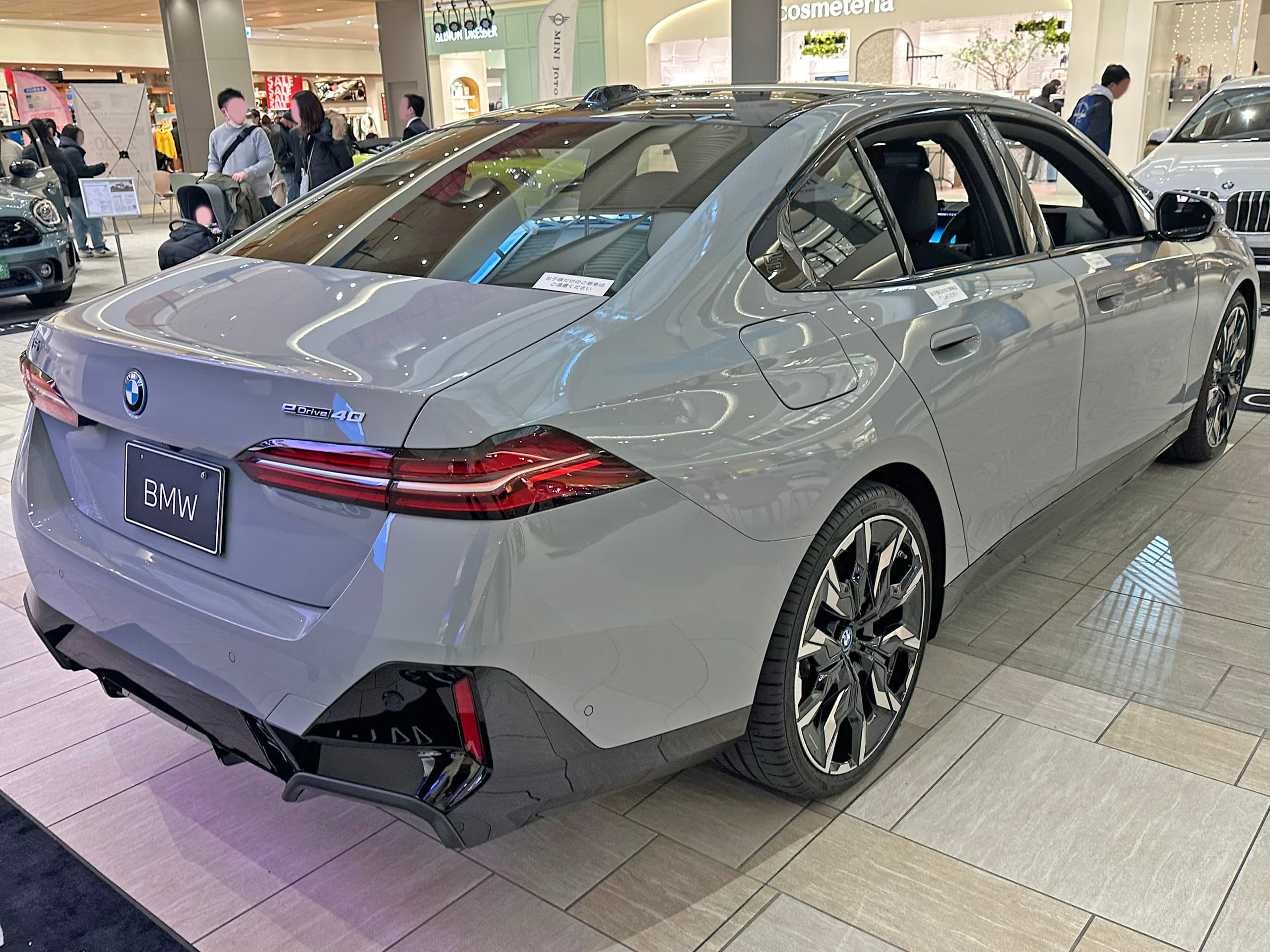 BMW i5 — photo 1