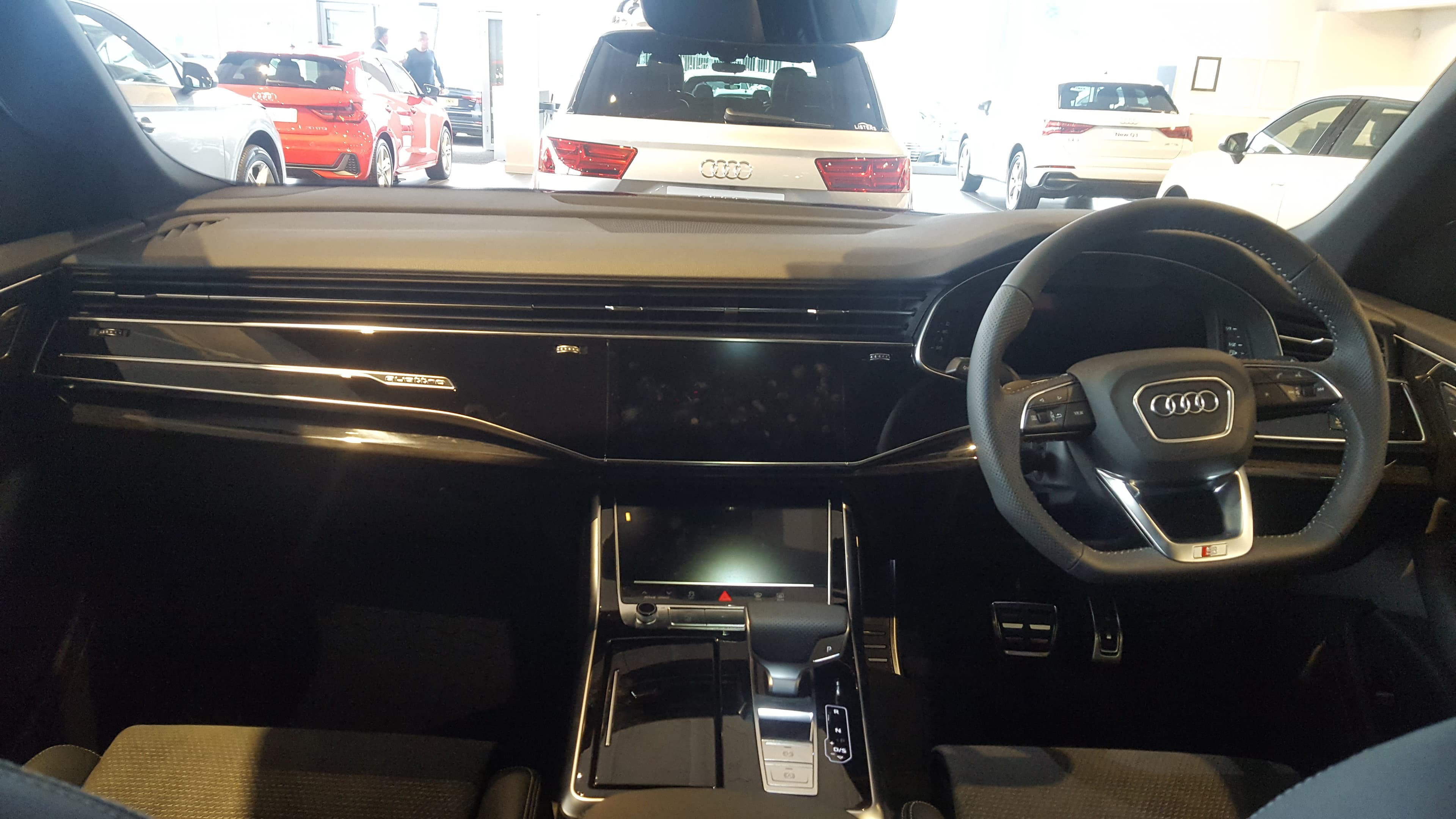 AUDI Q8 — photo 1