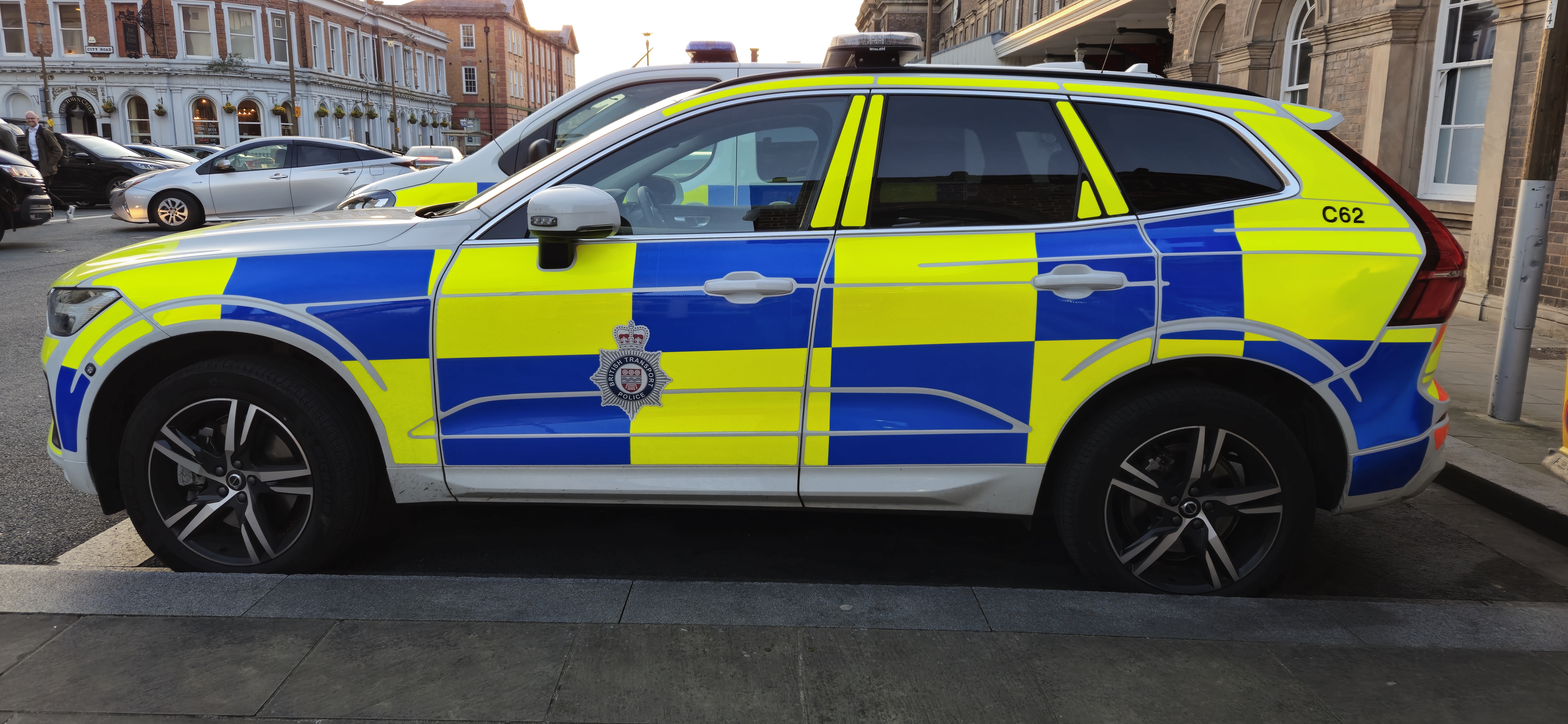 VOLVO XC60 PHEV — photo 2