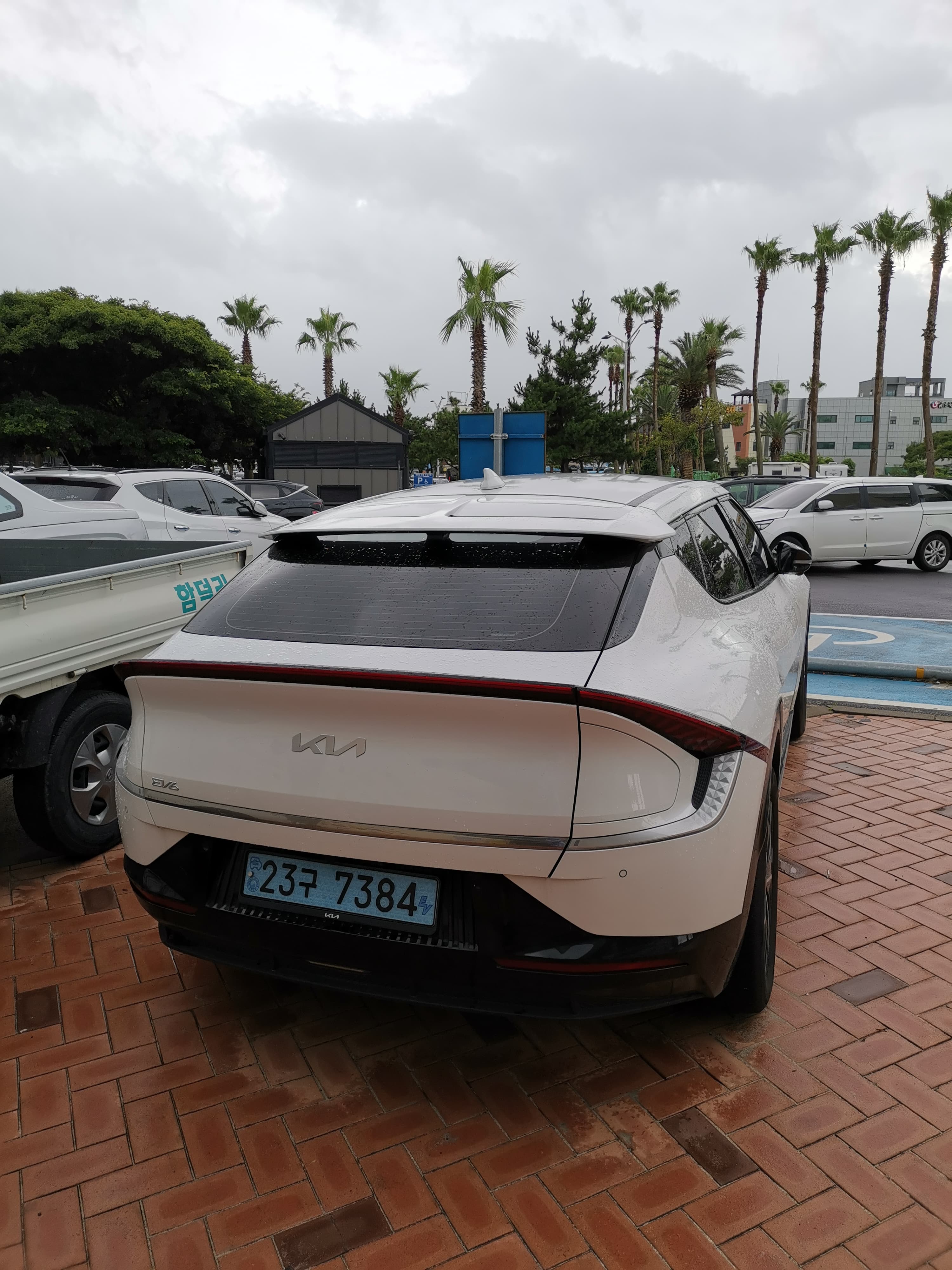KIA EV6 — photo 2