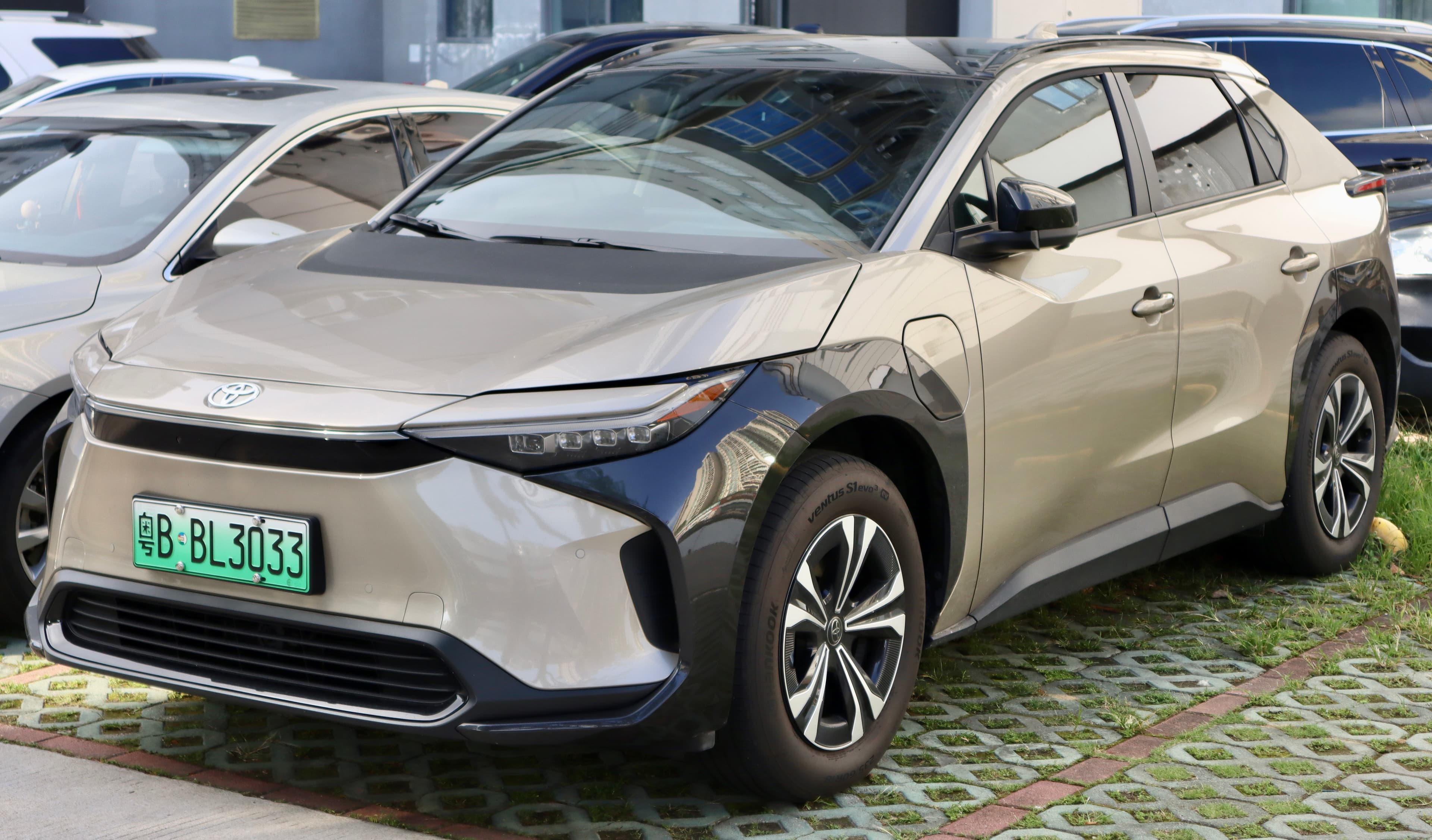 TOYOTA bZ4X — photo 1