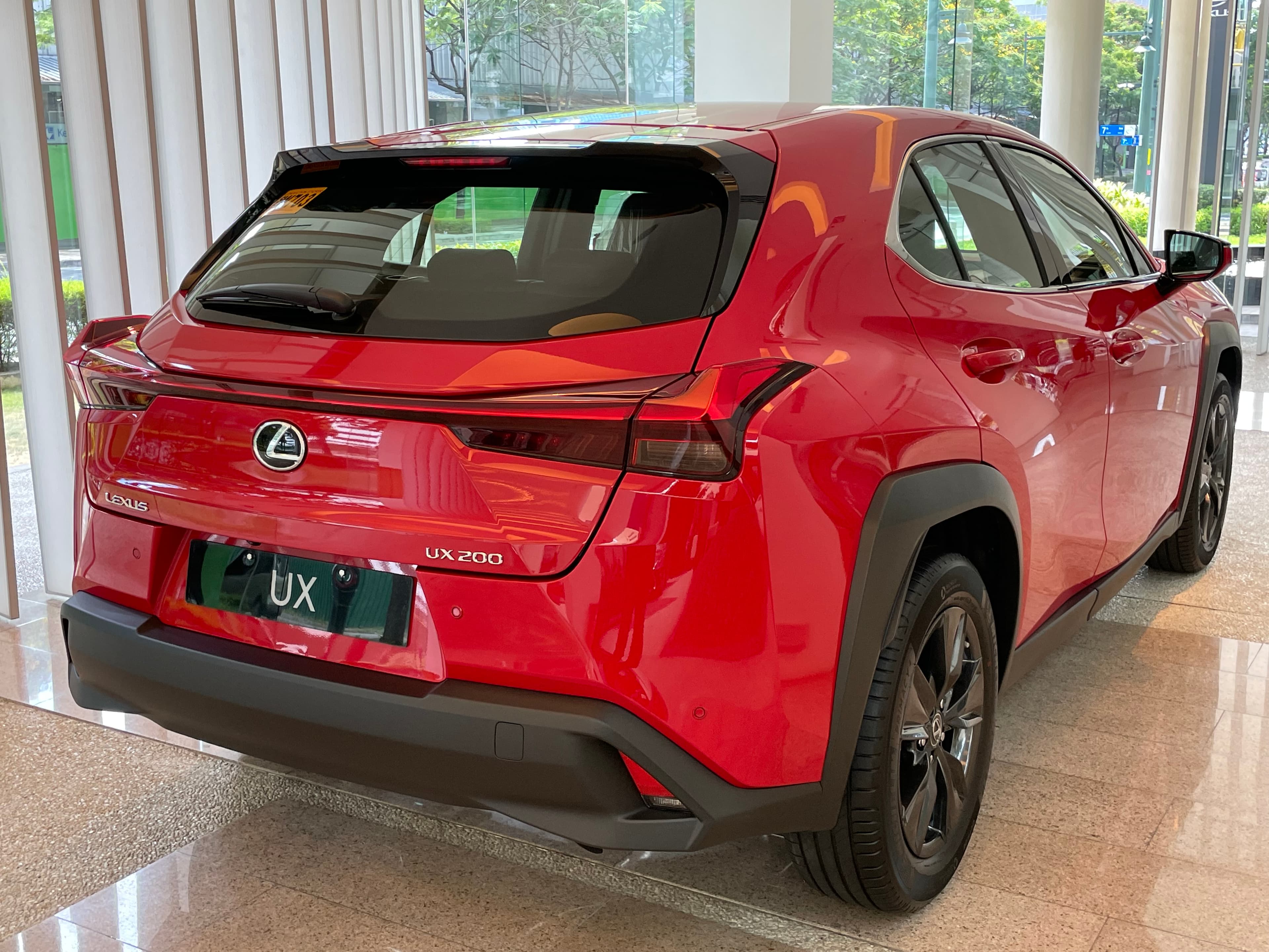LEXUS UX — photo 2