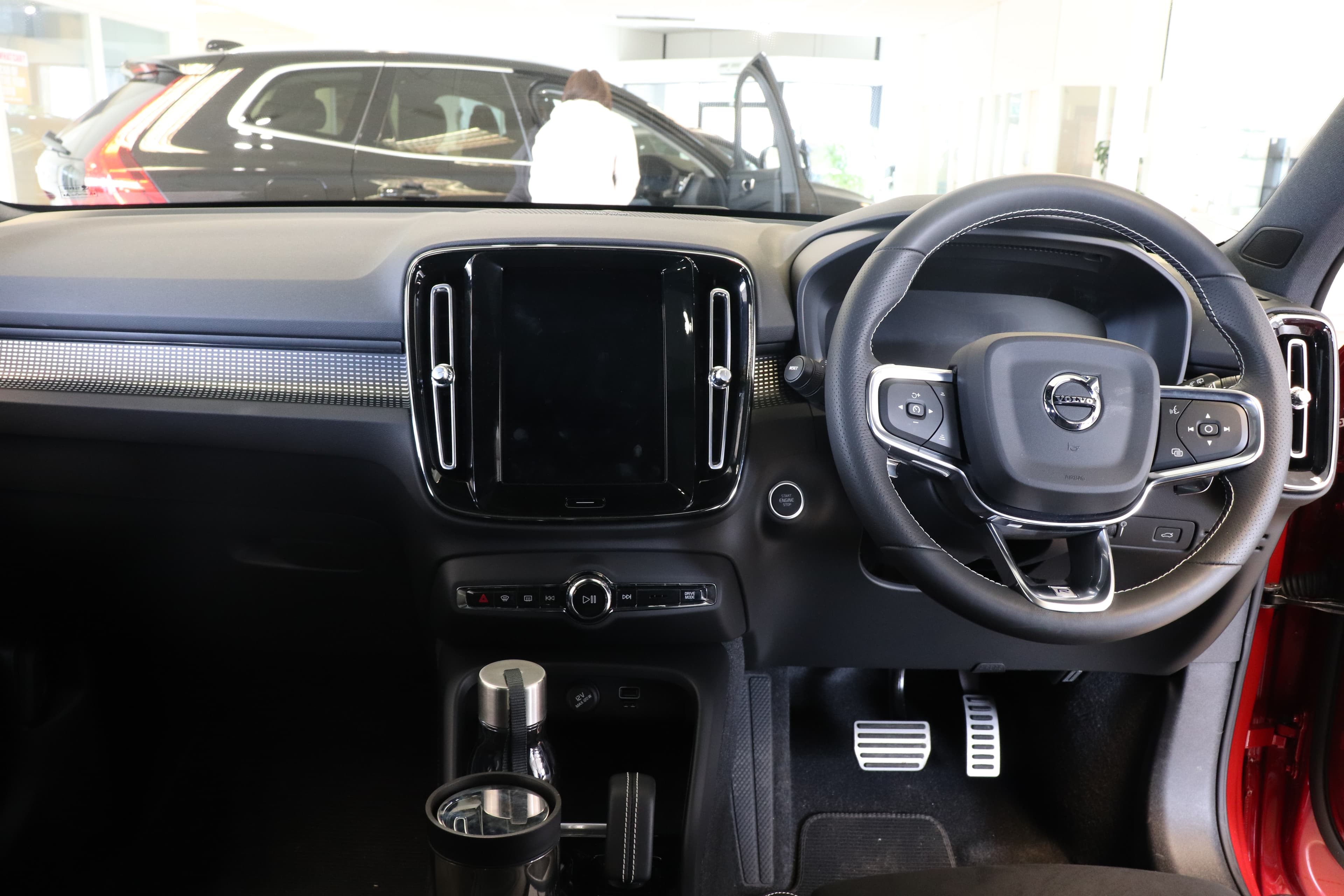 VOLVO XC40 — photo 1