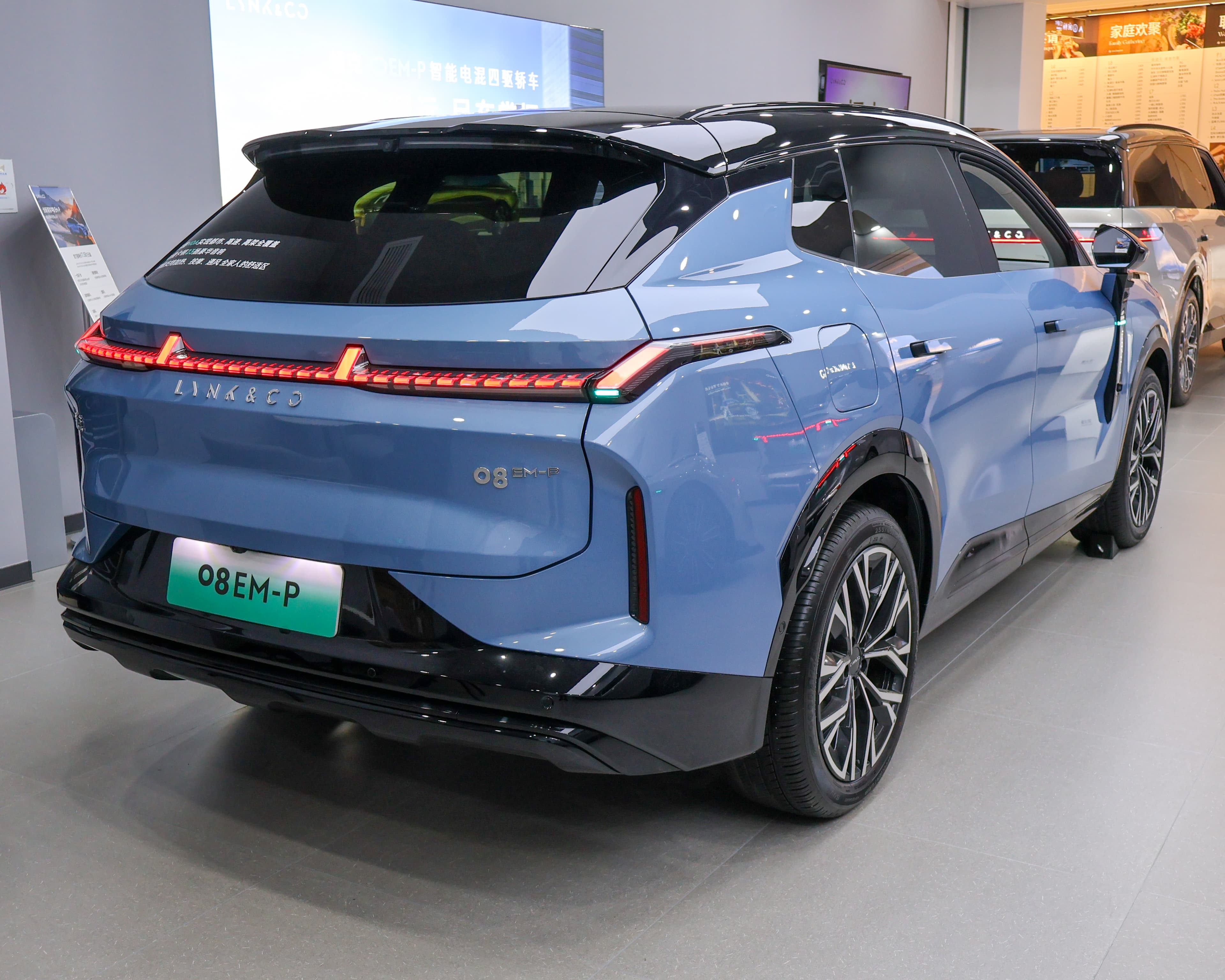 LYNK & CO 08