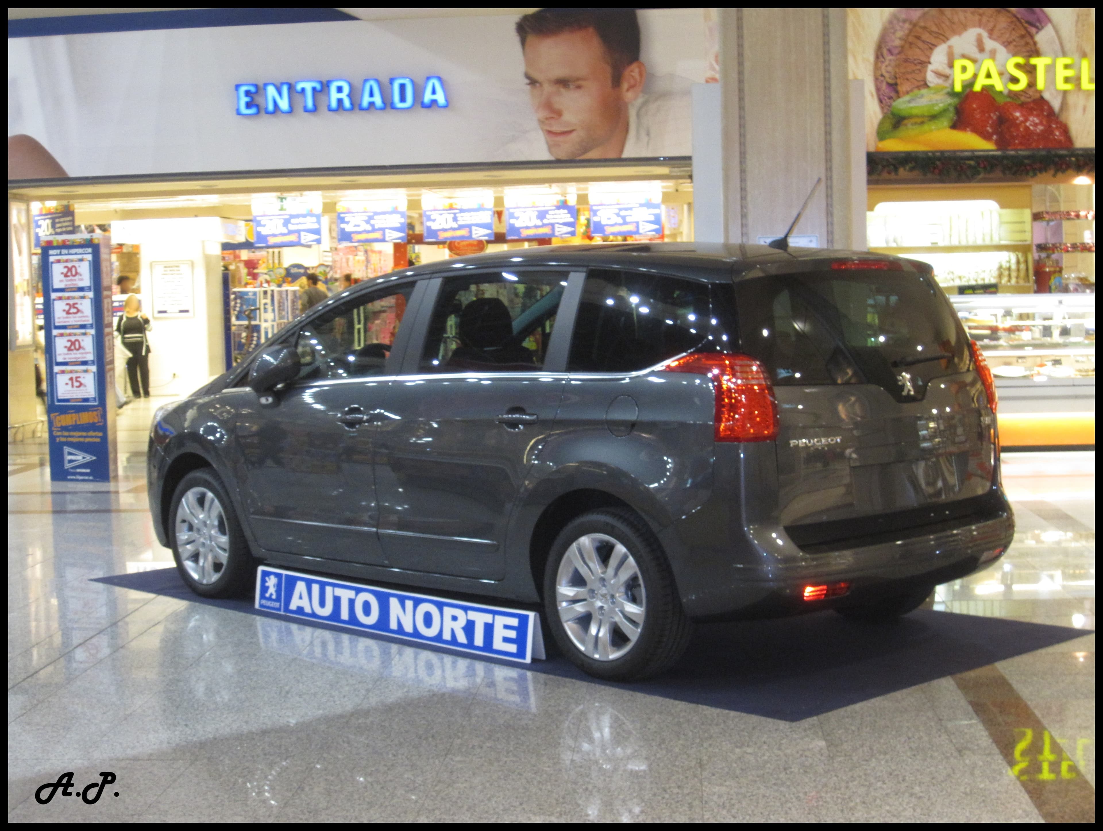 PEUGEOT 5008 — photo 1