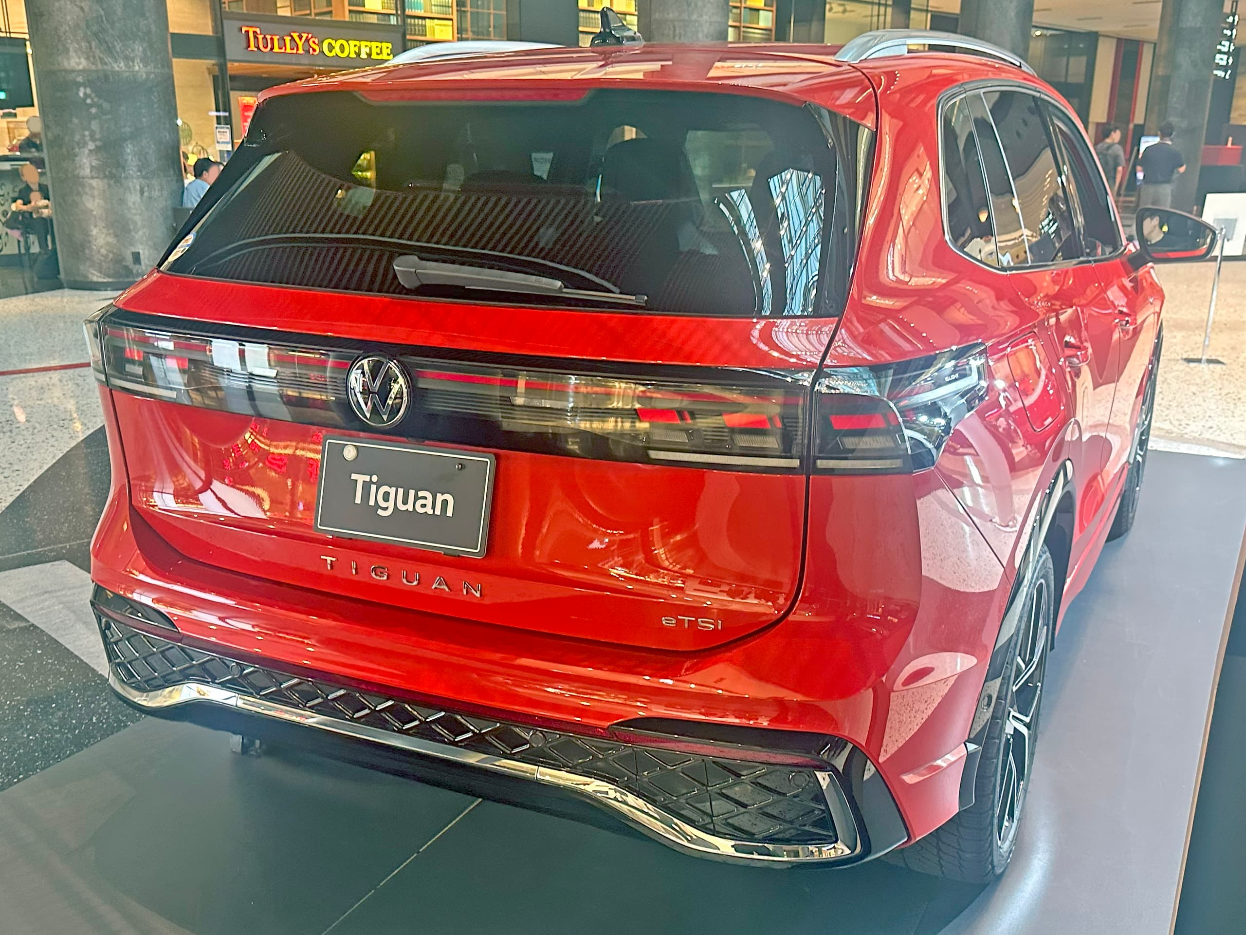VOLKSWAGEN Tiguan — photo 1