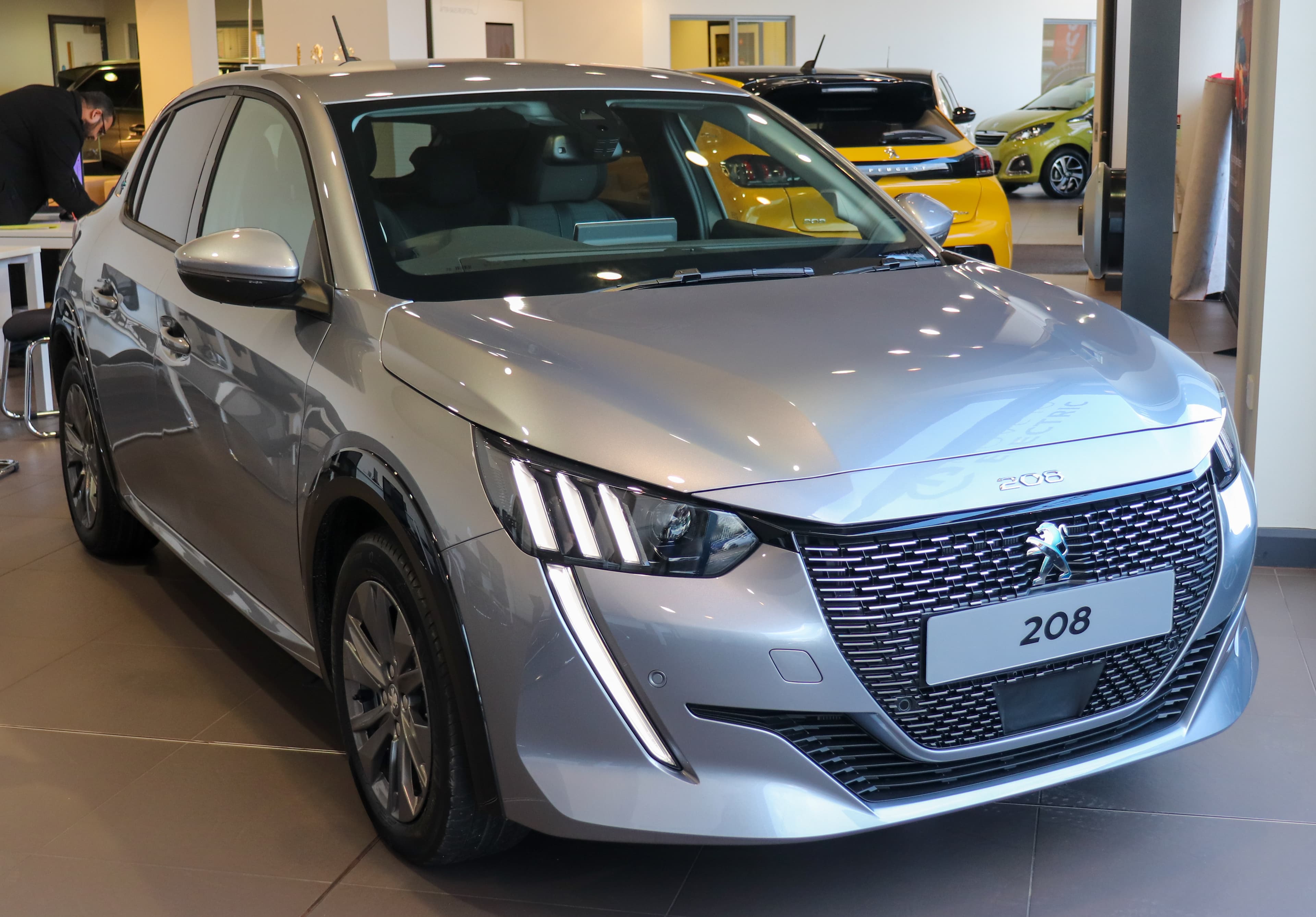 PEUGEOT e-208