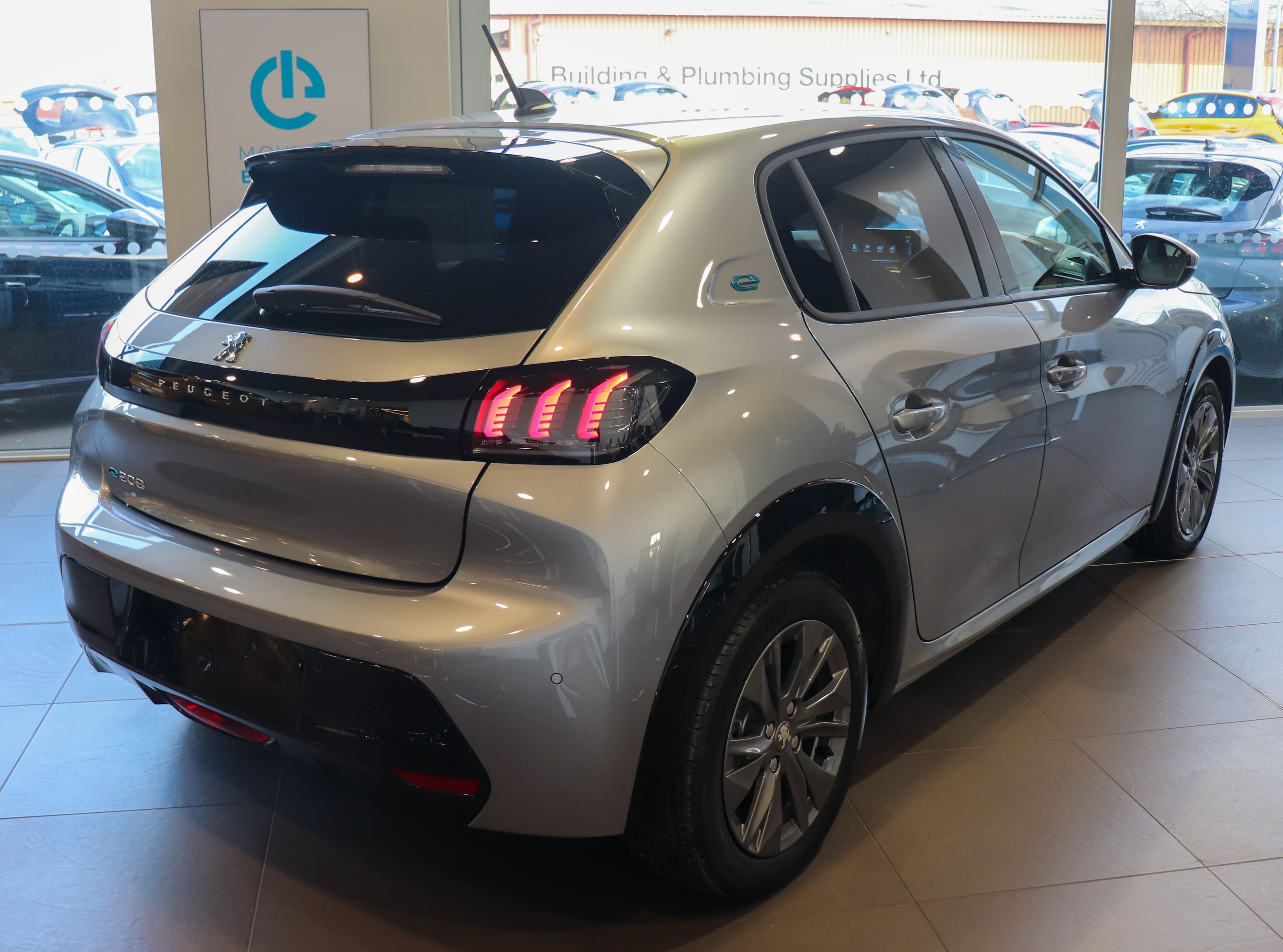PEUGEOT e-208 — photo 1