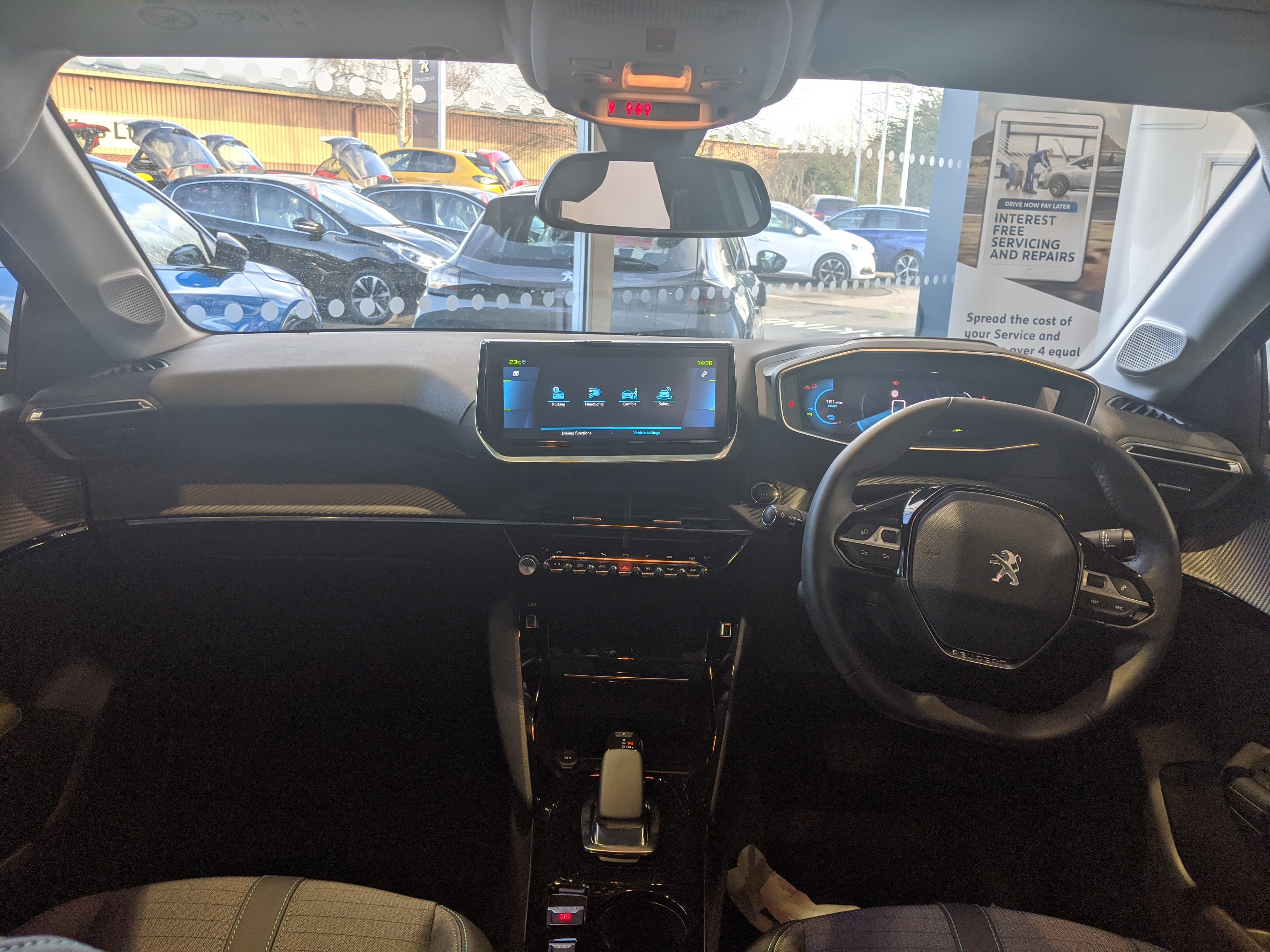 PEUGEOT e-208 — photo 1
