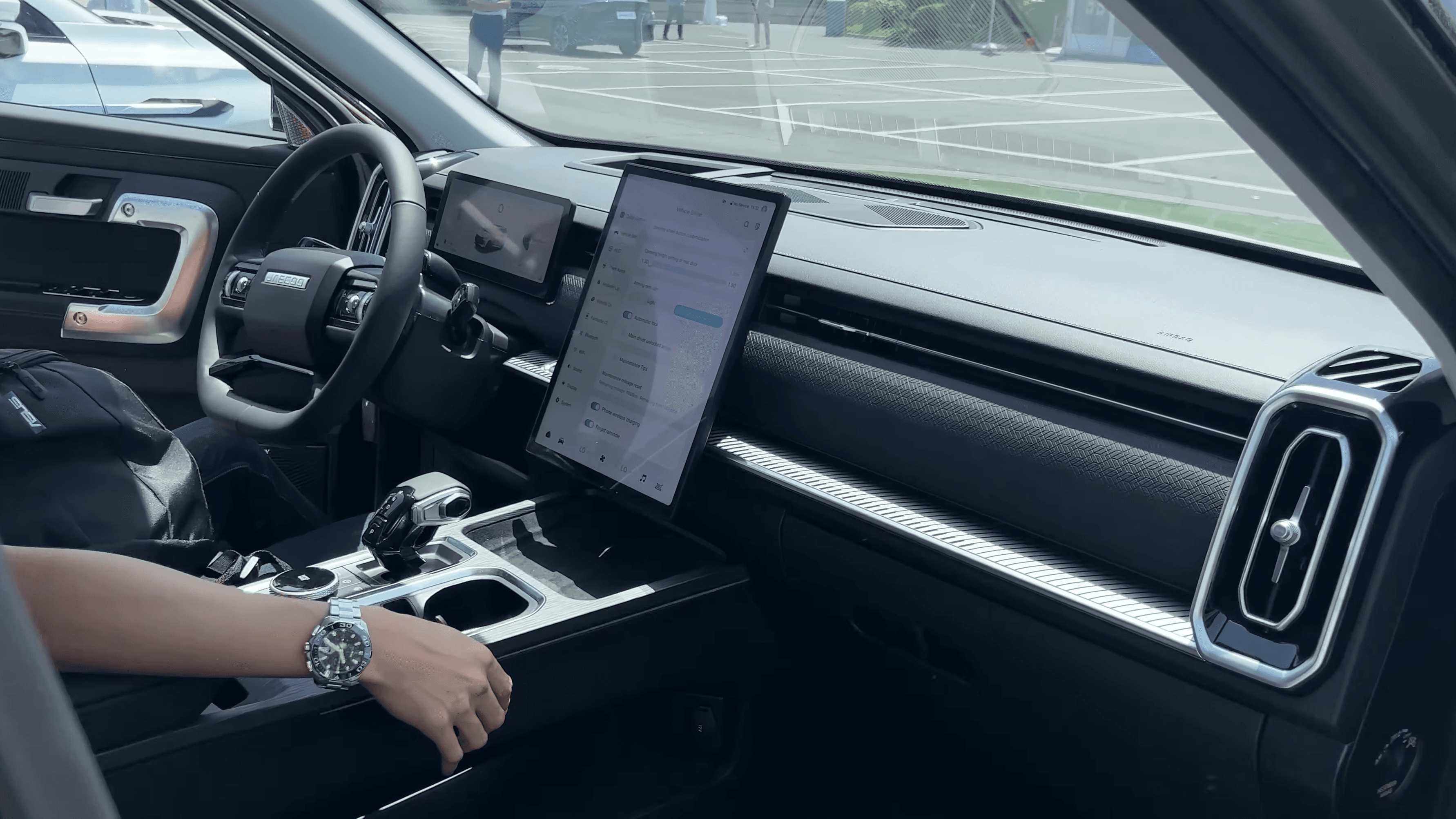 JAECOO J7 PHEV — photo 1