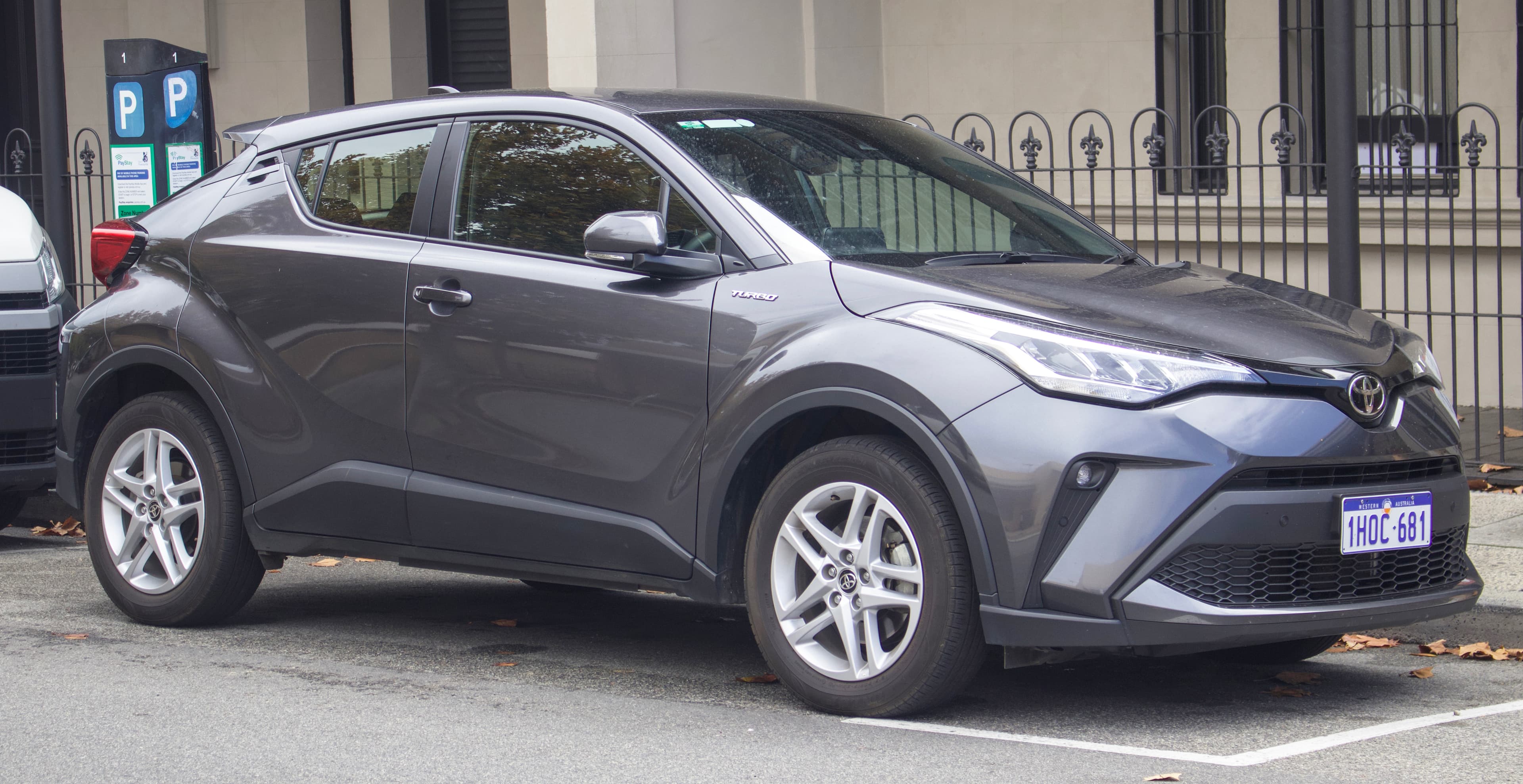 TOYOTA C-HR — photo 1