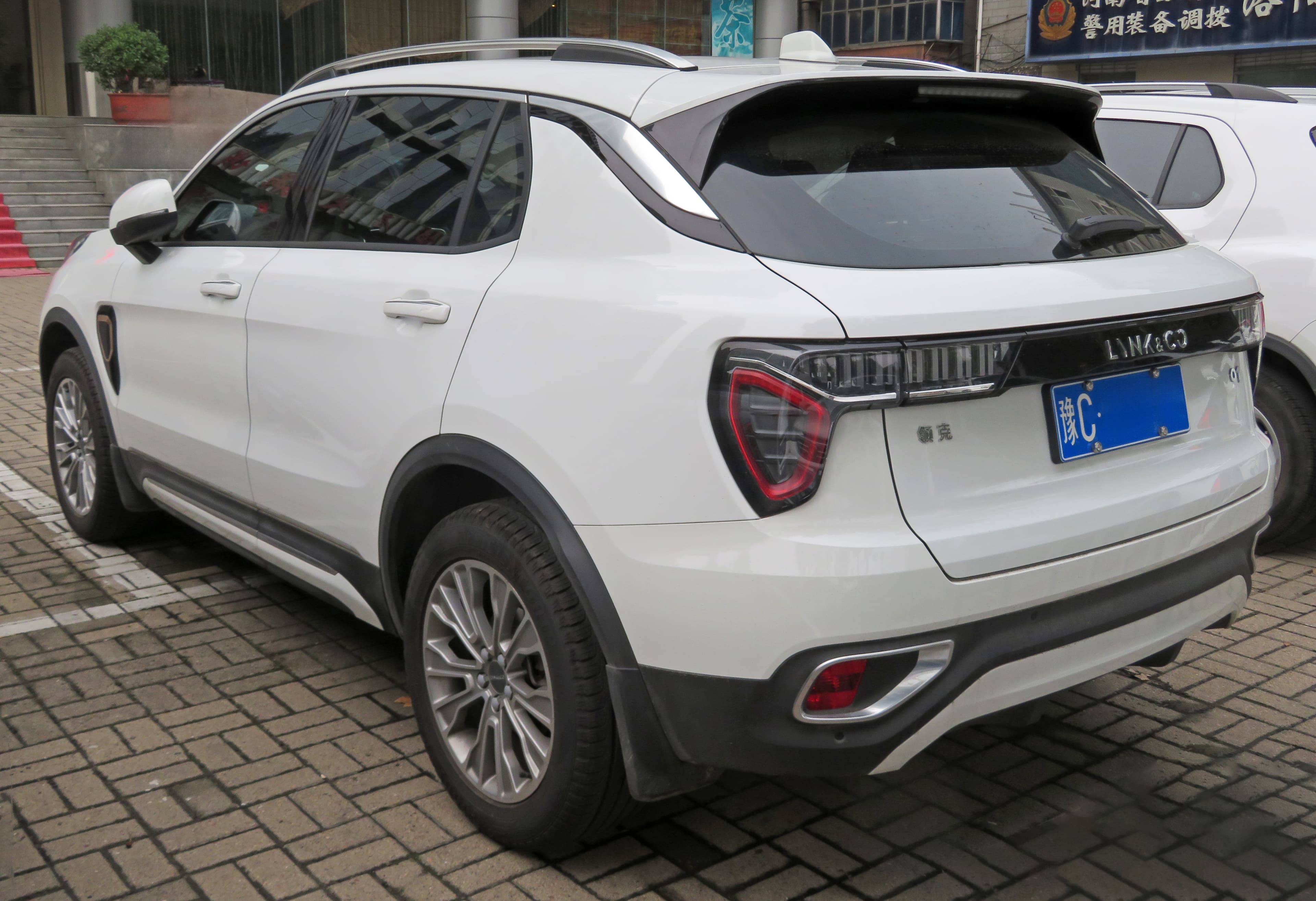 LYNK & CO 01 — photo 1