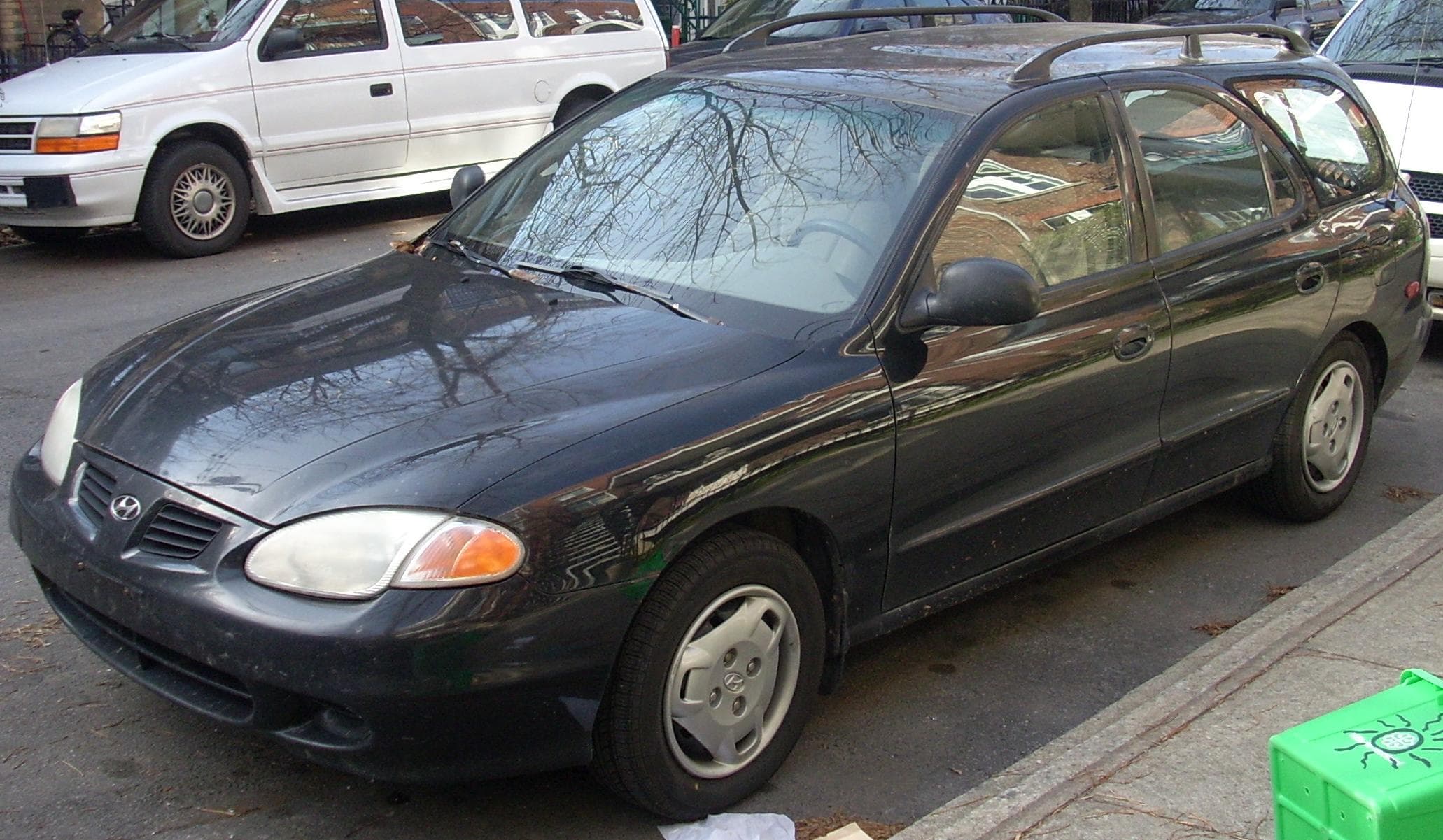 HYUNDAI Elantra — photo 1