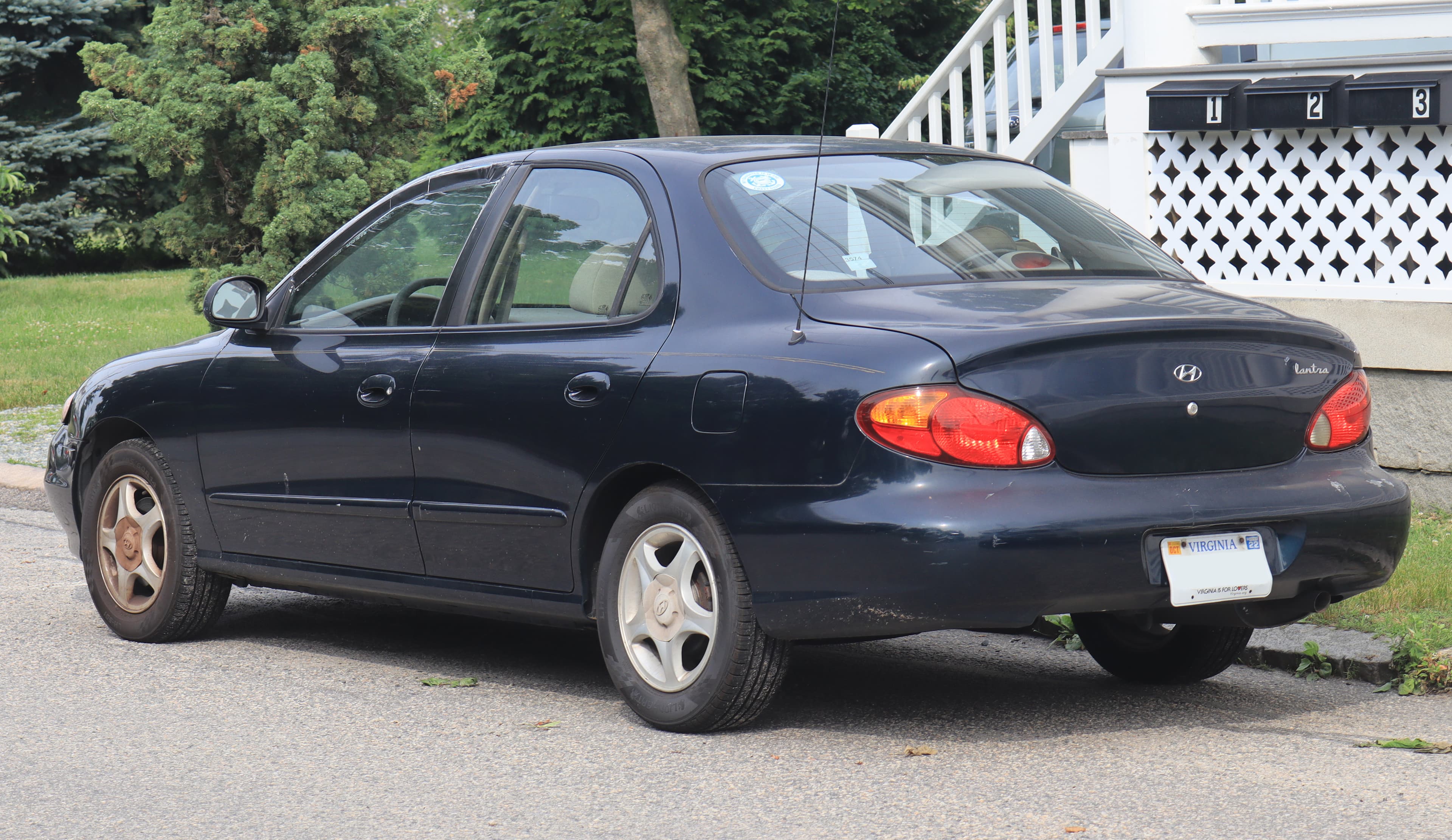 HYUNDAI Elantra — photo 2