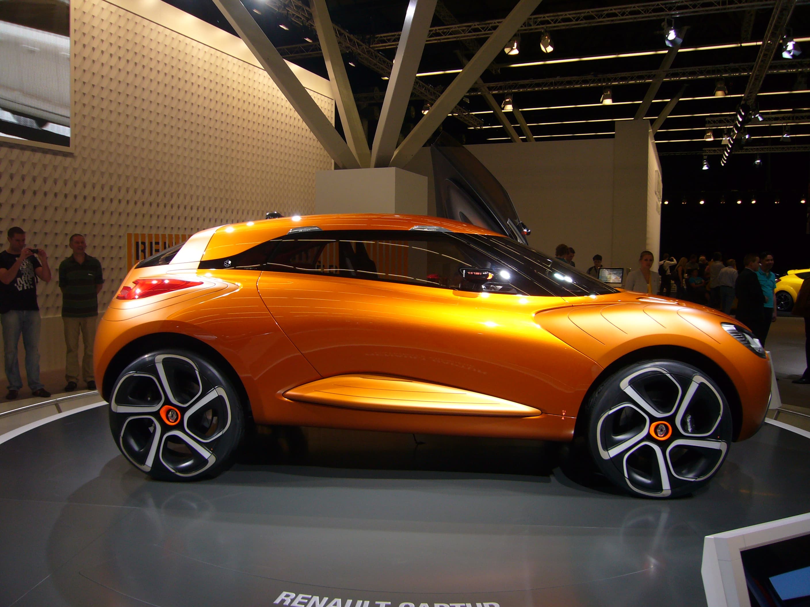 RENAULT Captur E-Tech — photo 1