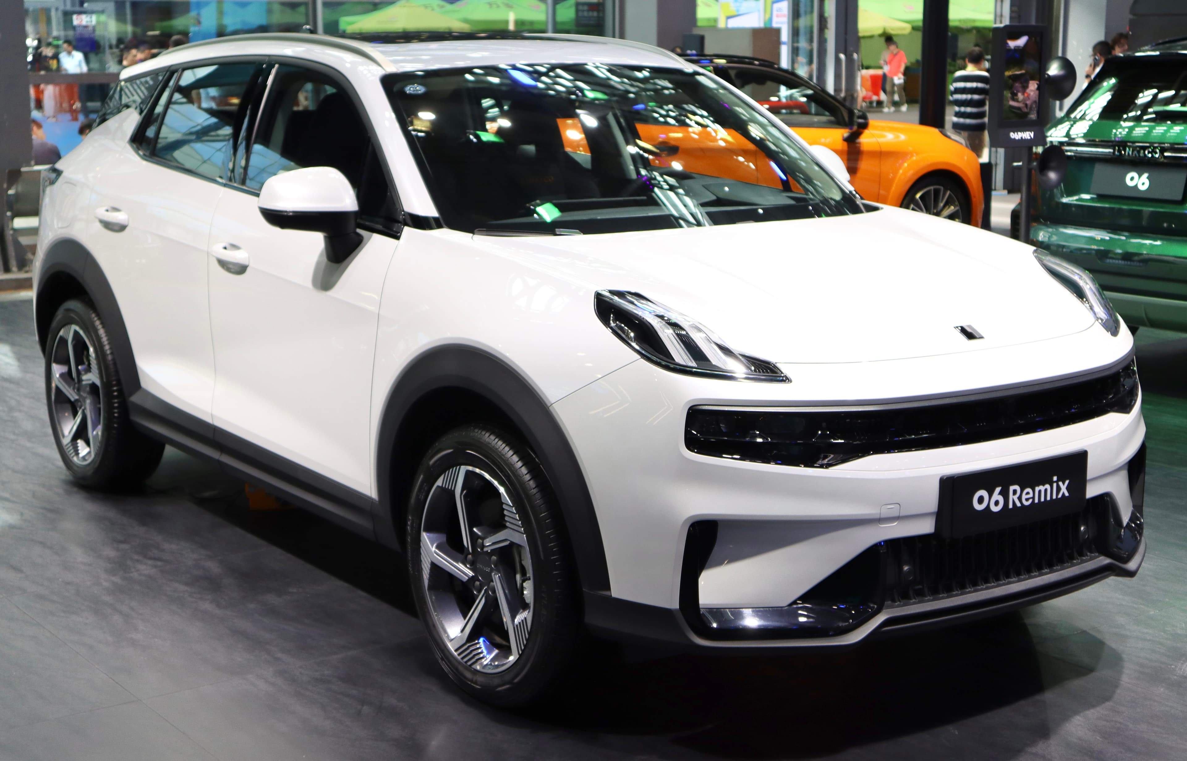 LYNK & CO 06