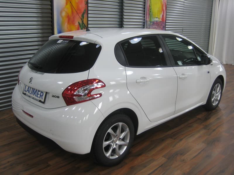 PEUGEOT 208 — photo 1