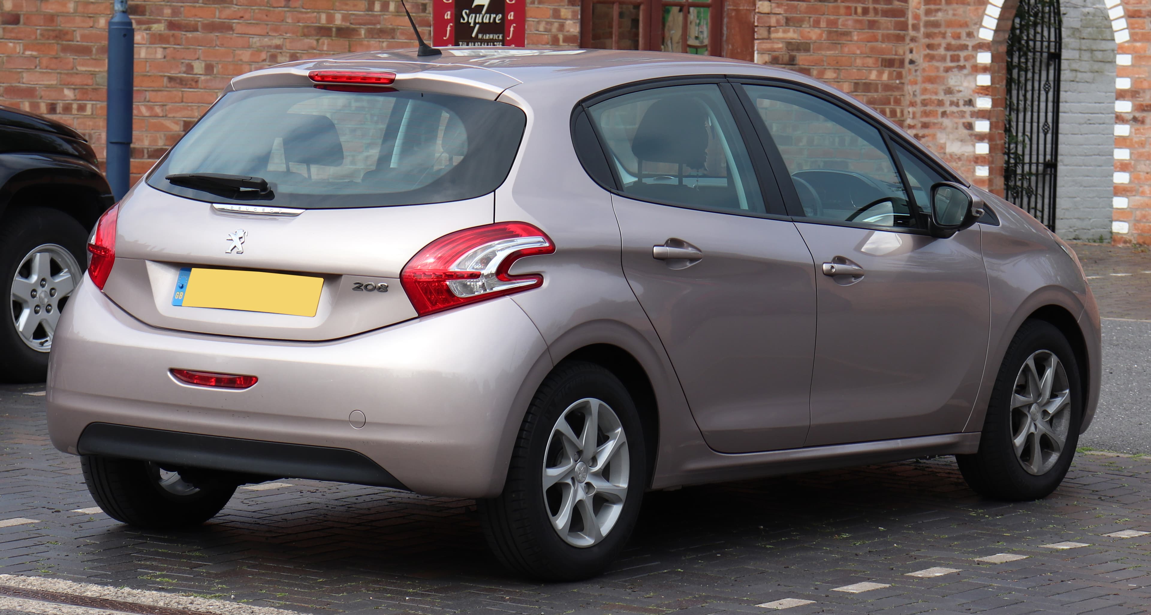 PEUGEOT 208 — photo 2