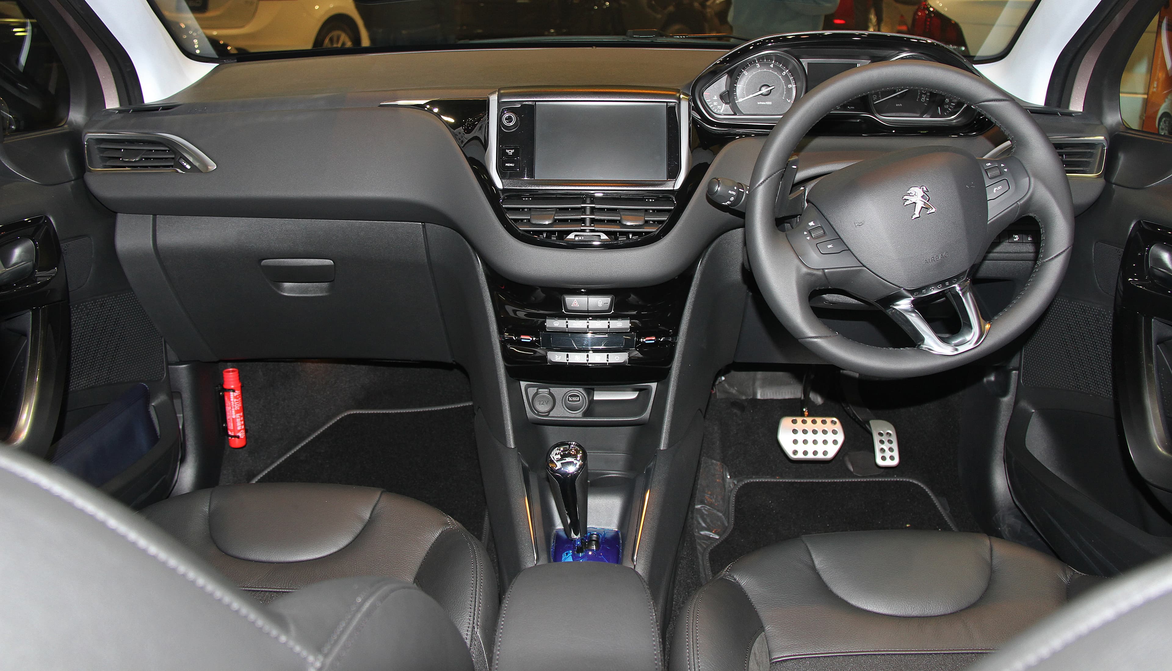 PEUGEOT 208 — photo 1