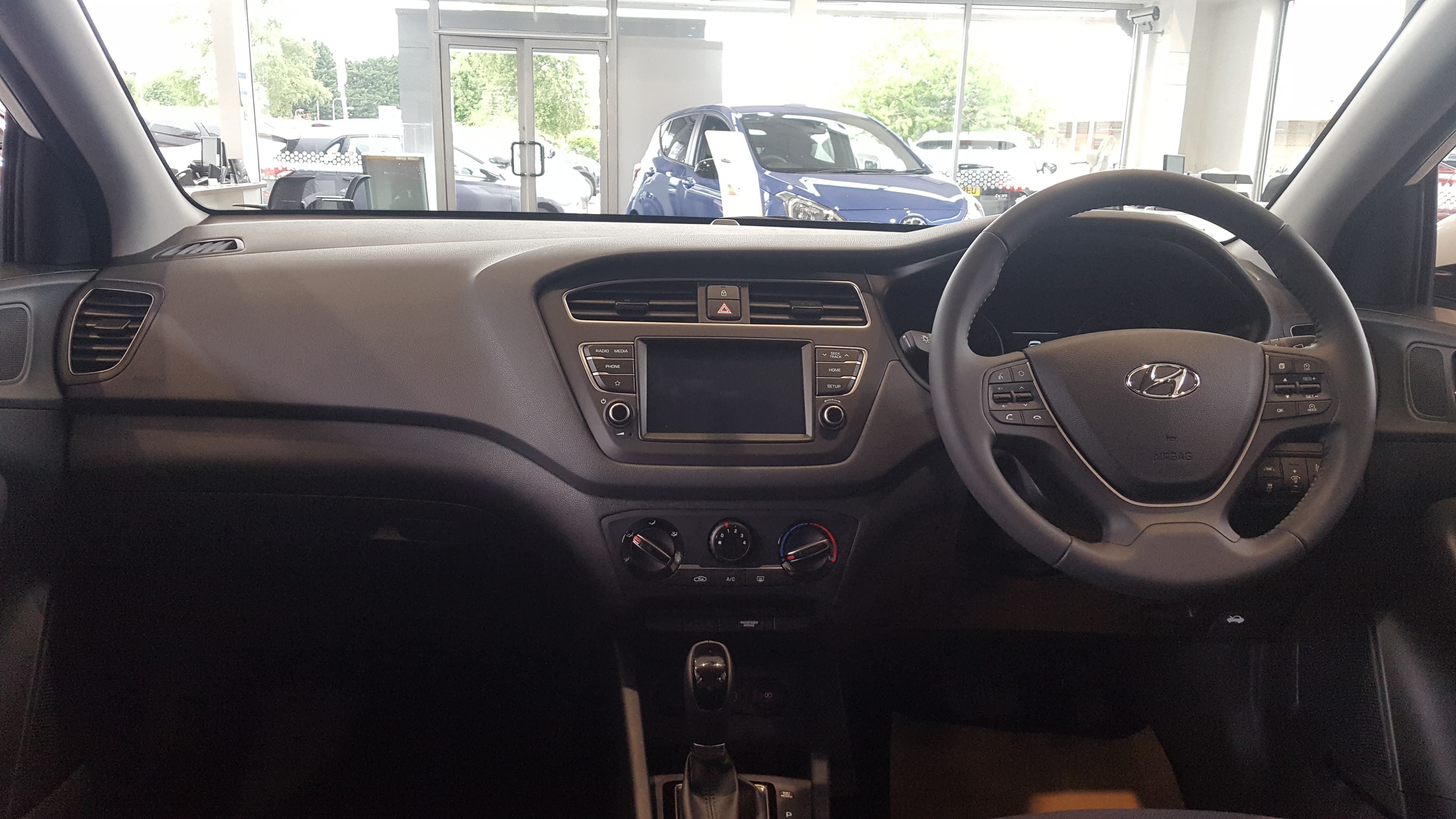 HYUNDAI i20 — photo 1