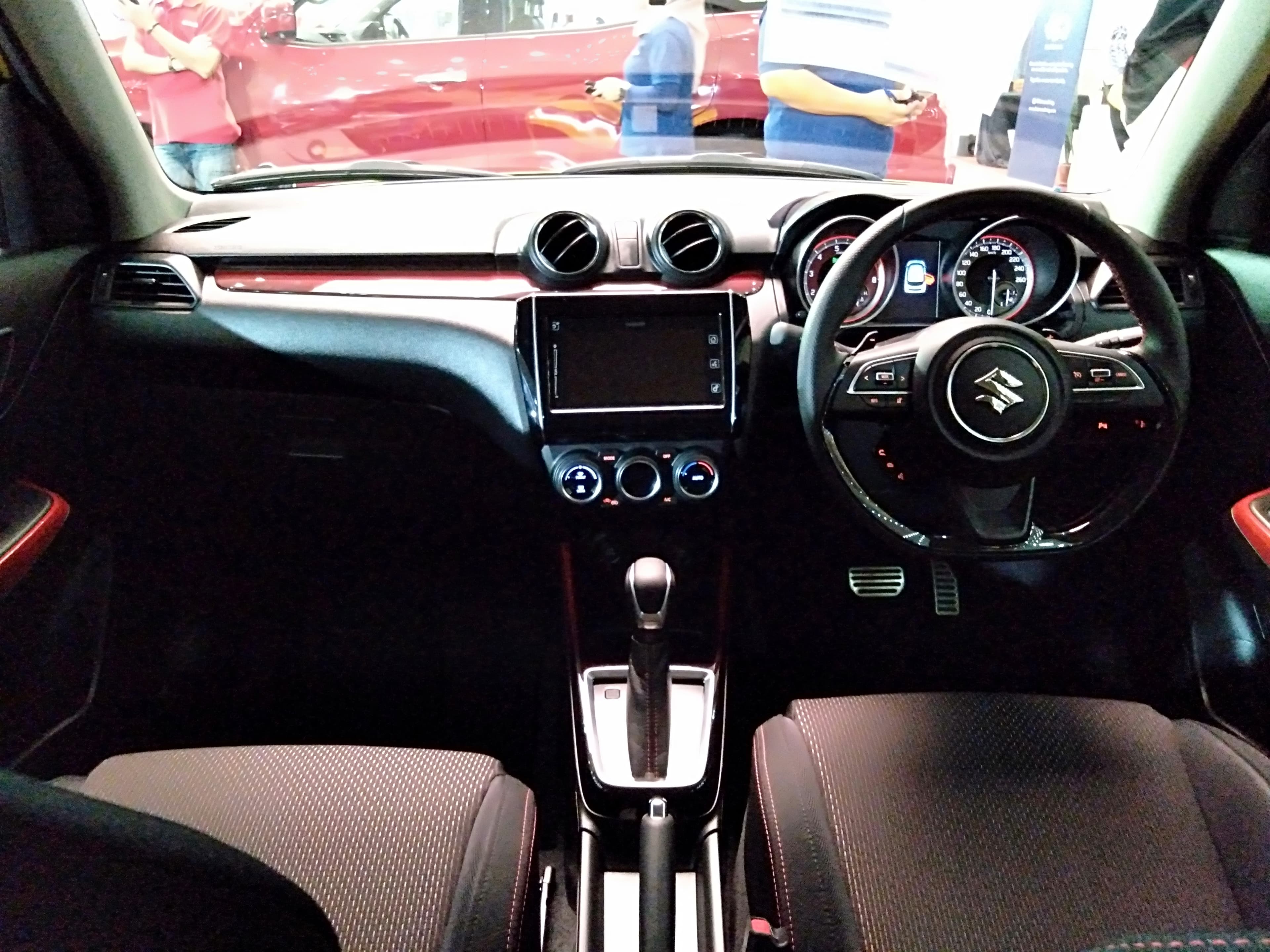 SUZUKI Swift — photo 1